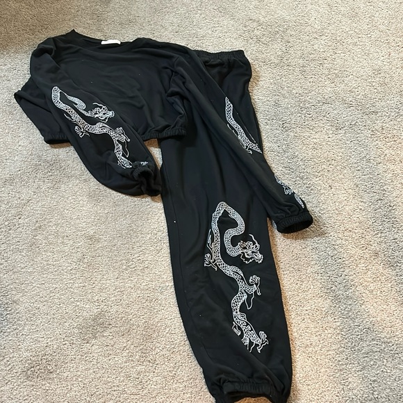 ROMWE | Pants & Jumpsuits | Black Dragon Crop Sweater And Jogger Set ...